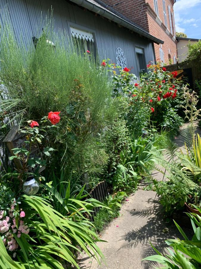 Livarot-Pays-d'Auge Dom'S Garden Bed & Breakfast エクステリア 写真