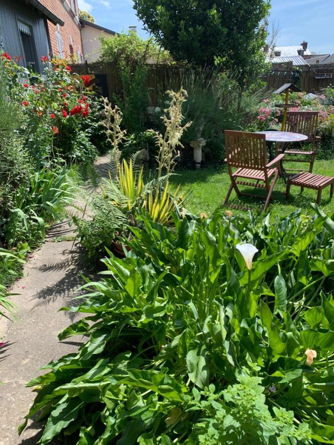 Livarot-Pays-d'Auge Dom'S Garden Bed & Breakfast エクステリア 写真